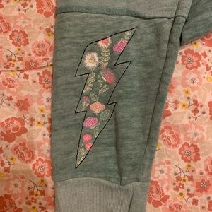 Heavy long sleeve shirt with flower bolts